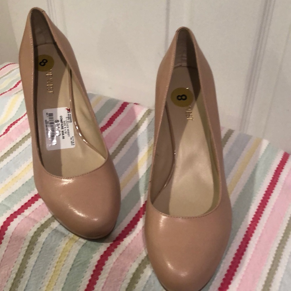 Tan size 8 women’s Nine West heel